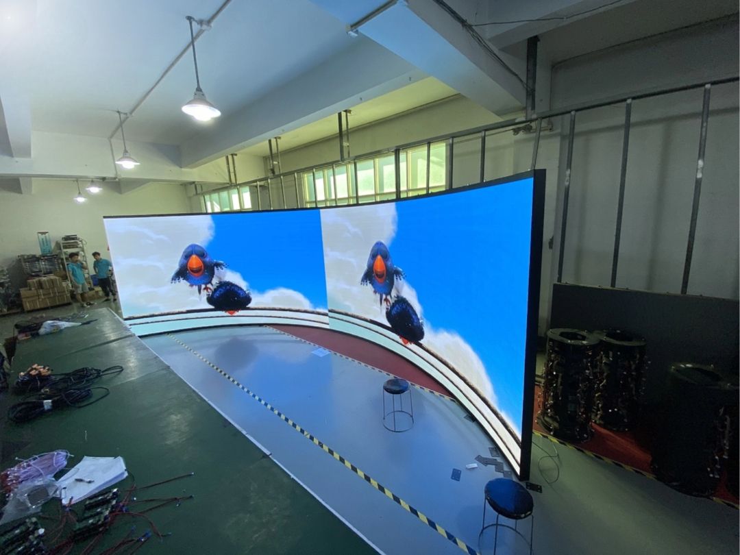 ung-dung-man-hinh-cong-nghe-led-cong (1)